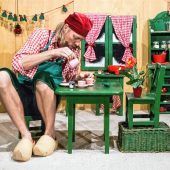 Der achte Zwerg ist 1,98 Meter groß