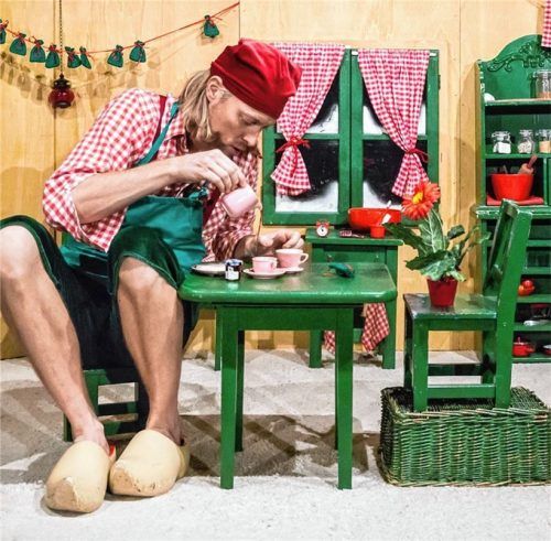 Sebastian Knözinger als achter Zwerg Adalbert hat seine liebe Not. Seine sieben Zwergenbrüder haben ihn verstoßen, weil er nicht zu wachsen aufhörte. Mit 1,98 Metern lebt er jetzt allein.Foto re