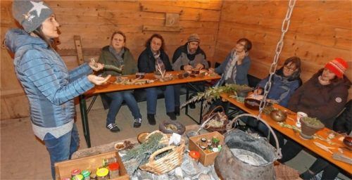 Sehr gut angenommen wurde das erste Räucherseminar „Räuchern wie Römer und Kelten“ von Martina Ziereis im Keltengehöft Stöffling. Die Teilnehmer durften mit Harzen, Kräutern und Co. angenehme Düfte erzeugen. Foto Müller