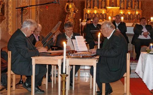 Seine Saiten ließ der „Saitenvierer“ beim „Aufweck Stückl“ erklingen. Foto  BAchmaier