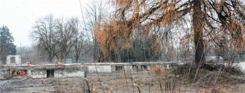 Seit dem Brand des ehemaligen Gasthauses „Weißer Hirsch“ liegt das Gelände am Ritter-von-Gluck-Weg brach. Dort soll jetzt ein ringförmiges Bauprojekt entstehen. Foto  Lohmann