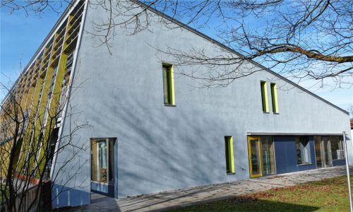 Seit Jahren sind die Plätze in der Kraiburger Kinderkrippe voll. Nach der Ausweisung zweier Baugebiete könne der Bedarf weiter steigen. Deshalb soll der Turnraum (im oberen Bereich) in einen Gruppenraum umfunktioniert werden. Zum Turnen geht es dann in ein Nebengebäude. Foto  Bachmaier