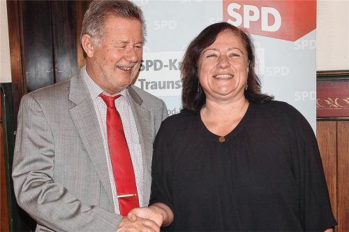 Sepp Konhäuser ist als Traunsteiner Landratskandidat nominiert worden. Die SPD-Unterbezirksvorsitzende und Bundestagsabgeordnete Dr. Bärbel Kofler gratulierte ihm. Foto Buthke