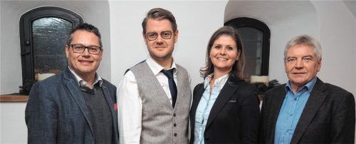 Sie belegen die Plätze 1 bis 4 der UM/FW-Liste: Michael Hetzl (Zweiter von links), Karin Zieglgänsberger, Markus Saller (links) und Dr. Reinhard Wanka.Foto Bartschies