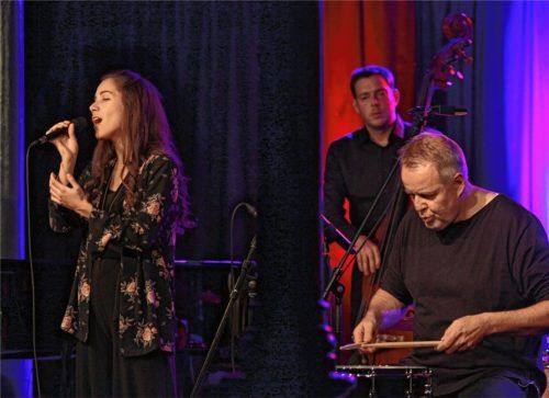 Sie müssen sich nicht mehr beweisen, sie können sich vollends der Kür widmen: Entsprechend leichtfüßig präsentierten Wolfgang Haffner (rechts) mit Alma Naidu (links, daneben Jean-Philippe Wadle) ihre Interpretation von modernem Jazz, der anspruchsvoll, melodisch und virtuos ist.Fotos Enzinger