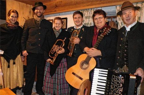 Sie sorgten unter den Wanderern des „b’sonderen Wegs“ für musikalische Verschnaufpausen (von links): Elisabeth Mader, Heinrich Albrecht, Regina und Bernhard Koch, Gabi Reiserer und Hans Wiesholzer. Foto Schick
