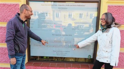 Sie wollen ein repräsentatives Umfrageergebnis: Eva und Christian Guse fragen die Bevölkerung, ob sie eine kleine oder eine große Maßnahme bei der Stadtplatzgestaltung wünschen. Bis Ende Dezember können Bürger in Neumarkter Geschäften abstimmen. Foto Jaensch