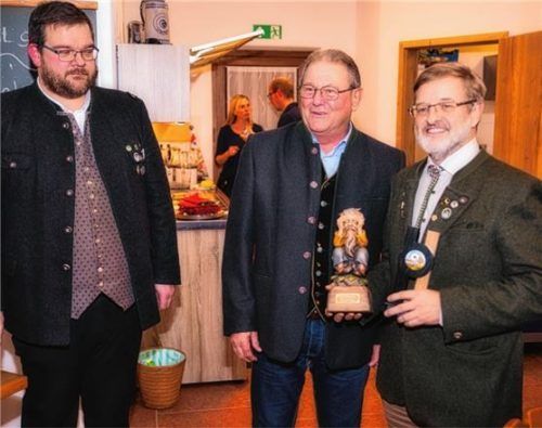 Siegerehrung: Schützenmeister Martin Mangstl (links) beschenkt Norbert Strahllechner und überreicht Otto Mittermair den Gemeindepokal (von links).red