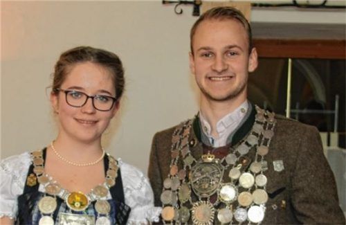 Siegerlächeln: Jugendkönigin Sabrina Harwalik und Luftgewehr- und Pistolenkönig Raphael Fischer. Foto red