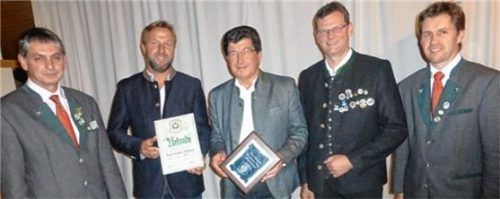 Siegfried Höpfinger wurde anlässlich seiner 50-jährigen Mitgliedschaft bei der Schützengesellschaft 1900 Haigerloh geehrt. Im Bild (von links) Vorsitzender Georg Müller, Zweiter Bürgermeister Rupert Müller, Siegfried Höpfinger, Zweiter Gauschützenmeister Reinhart Priller sowie Zweiter Schützenmeister Rudi Deißenböck.Foto Beyer