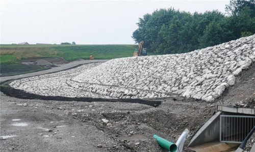 So sah der Hochwasserschutz am Rothbach aus, als ein Riederinger Bürger den Bund der Steuerzahler einschaltete – wegen Verschwendung öffentlicher Mittel. Das Regenrückhaltebecken ist fertig und der Vorwurf der Geldverschwendung jetzt vom Tisch. Foto Kirchner