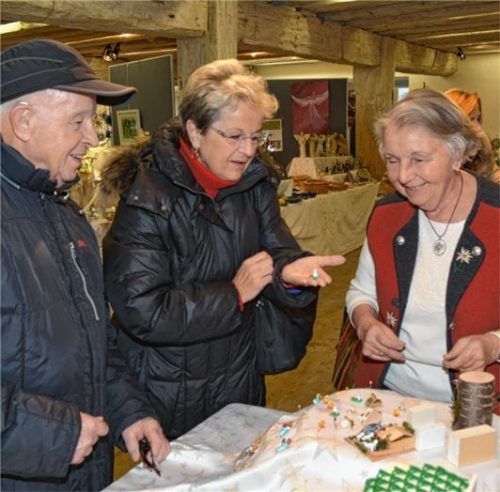 „So schön“: Helmut und Gabriele Arnold bewundern die Porzellanmalereien von Heidrun Merkl im Haberkasten.