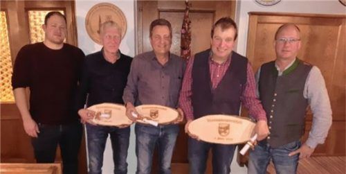 So sehen Sieger aus: Der stellvertretende Vorsitzende Matthias Emehrer, die ersten drei der Vereinsmeisterschaft Konrad Unterblümhuber, Rupert Rappensperger, Johann Maier und der Vorsitzende der Reservisten, Franz Weindl (von links).Foto re
