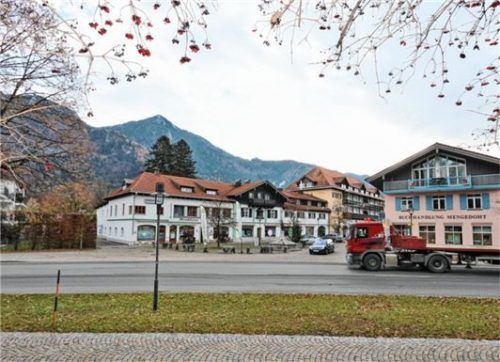 So sieht der Einmündungsbereich der Staudacher Straße in Marquartstein derzeit aus. Ihre Umgestaltung ist Teil eines neuen Konzepts zur Ortsdurchfahrt.