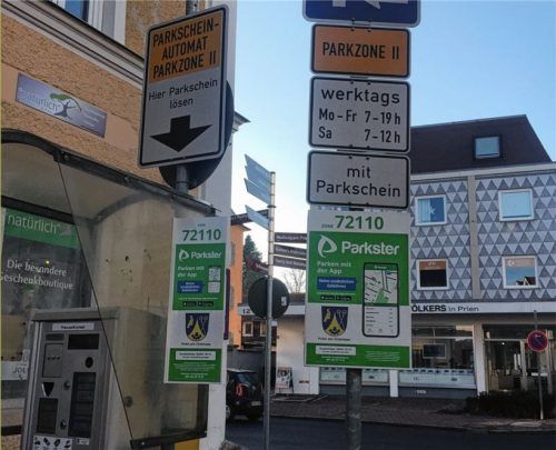 So sieht die Informationstafel für die Parkster-App in der Marktgemeinde Prien aus.Foto  Mischi