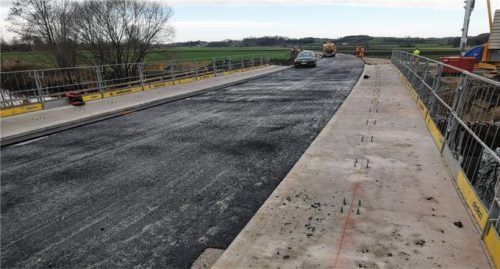 So sieht er aus, der Ersatzneubau der Isenbrücke bei Stenging. Am 20. Dezember soll die Verkehrsfreigabe erfolgen. Foto Landratsamt Mühldorf