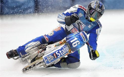 Solche Schräglagen sind die Fans von ihm – unter anderem vom Grand Prix in Inzell – gewöhnt: Eisspeedway-Pilot Stefan Pletschacher. Foto  Weitz