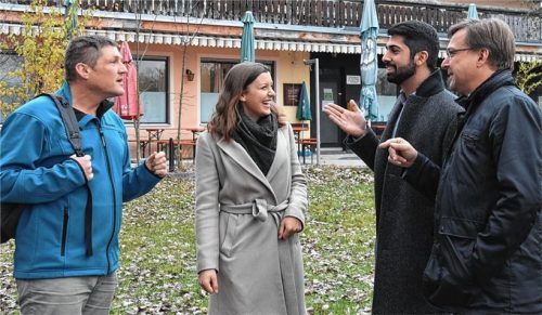 Spaß an der Diskussion: (von links) Markus Bundil, Sonja Gintenreiter, Abuzar Erdogan und Johannes Merkl vom Stadtjugendring vor der ehemaligen Gaststätte „Hubertus“. Foto  Schlecker