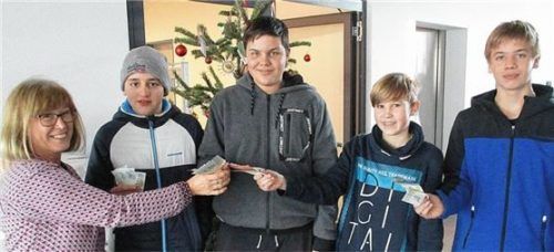 Spendenübergabe: Elias, Markus, Elias und Hannes (von links) mit Rosi Schönhuber.Foto  unterforsthuber