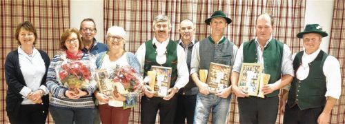 Spielleiterin Barbara Mayr (links) und Trachtenvorstand Martin Impler (rechts) bedanken sich bei (von links) Gabi Schöpf, Franz Engelsberger senior, Maria Luger, Hans Singer, Andi Mayr, Peter Jackl und Sepp Schweiger. Foto Mayr