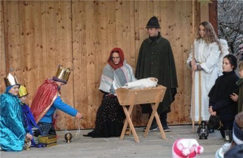 Spielten die Weihnachtsgeschichte auf der Bühne nach: Mitwirkende der Landjugend Rottau.Foto RE