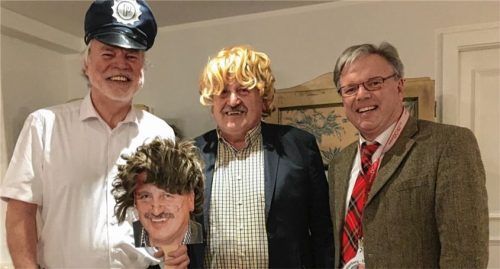 Stadtrat Sepp Baumann als „Rexit“ – und mit neuer Boris-Johnson-Frisur: Werner Gartner (links) sorgte mit diesem Sketch für Begeisterung beim Jahresabschluss des Stadtrates. Bürgermeister Michael Kölbl (rechts) erhielt von Gartner den kommunalen „Friedensnobelpreis“, weil es ihm auch in schwierigen Wahlkampfzeiten gelinge, die explosive Stimmung im Stadtrat zu dämpfen. Foto Duczek