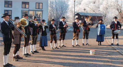 Stahlblauer Himmel, die Landschaft mit Raureif überzuckert: so würden die Musiker der Musikkapelle Schwindegg die Besucher an den Standorten zum Neujahrsanspielen musikalisch gerne wieder begrüßen.Foto Friedrich
