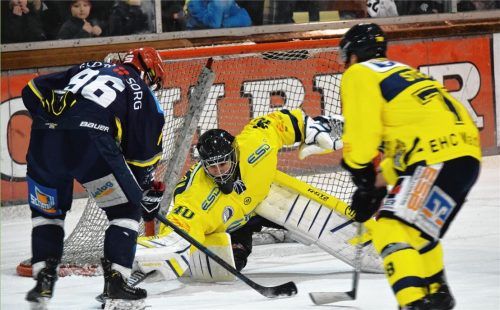 Stand vor allem am Anfang im Feuer: EHC-Keeper Christoph Lode hielt anfangs das 0:0 fest, bevor auch seine Stürmerkollegen so richtig loslegten. Foto  del Gross