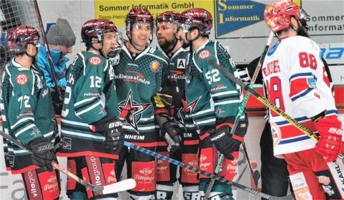 Starbulls-Jubel um den dreifachen Torschützen Tadas Kumeliauskas (Mitte).