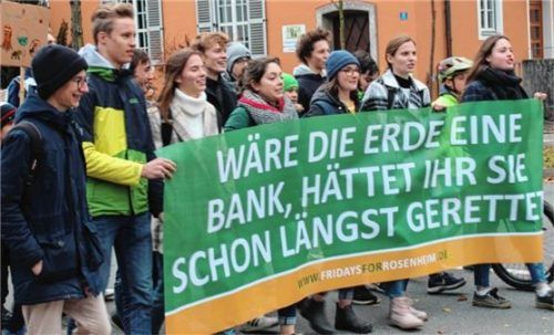 Starke Worte: Rund 1000 Menschen demonstrierten in Rosenheim für einen Wandel in der Klimapolitik. Foto Schroeder