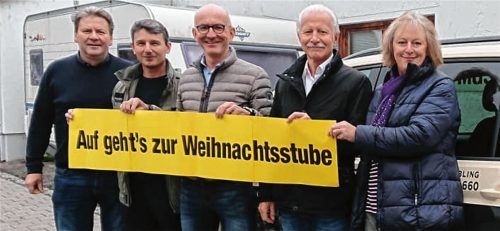 Startschuss: Zusammen mit Initiatorin Astrid Kotter (rechts) engagieren sich Stadtrat Rudi Gebhart, Syla Hamit vom Taxiunternehmen Edelweiß, Kolpingvorsitzender Franz Besel und Bad Aiblings Sozialreferent Dieter Bräunlich (von links) für die Weihnachtsstube.Foto re