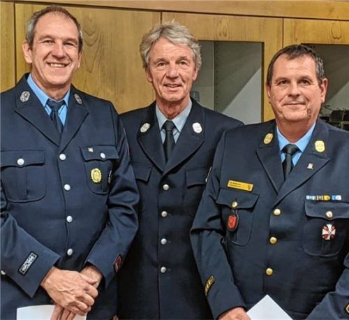 Stefan Prade (links) wurde mit dem Feuerwehrehrenzeichen geehrt. Vorsitzender Felix Schwaller und Kreisbrandinspektor Max Golbrunner (rechts) gratulierten. Foto  re
