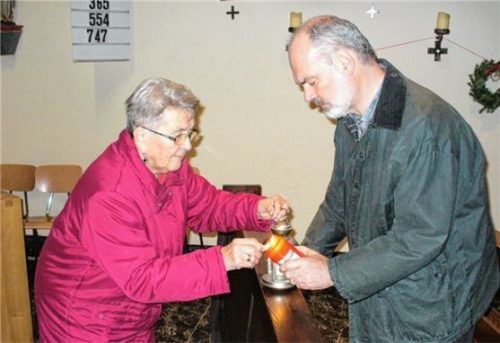Steffi Kulot reichte das Friedenslicht von Bethlehem an Jakob Ganslmaier von Malseneck weiter.Foto  Ertelt