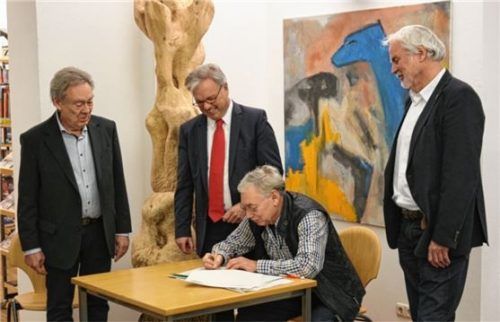 Stellen die Skulpturen einem breiten Publikum zur Verfügung: Peter Schrader, Michael Kölbl, Berthold Kogut und Werner Gartner (von links).Foto red