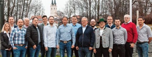 Stellen sich auf der Liste der ULT für die Wahl zum Gemeinderat: Andrea Ehberger, Johannes Ehberger, Martin Pappenberger, Alois Gröbmeier, Hans Schmid, Franz Hartmann, Florian Ehberger, Bernhard Kleinmaier, Josef Aschauer, Christian Birmoser, Florian Weidner, Thomas Niedermaier, Lukas Eisner, Paul Pronberger junior, Felix Schmid und Michael Lechner (von links).Foto  RE