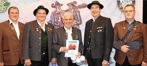 Stellvertretend für die Mannschaft Lappach nahm Simon Deppl (Mitte) die Ehrung an von Josef Rott, Karl-Heinz Landkammer, Herbert Tolks und Harald Krings (von links). Foto Wittmann