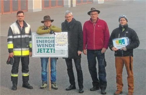 Stellvertretender Feuerwehrkommandant Florian Praßberger, BEC-Vorsitzender Georg Beyschlag, Bernaus Bürgermeister Philipp Bernhofer, der ausführende Solarteur Leonhard Hinterholzer von Chiemsee Solar und der Klimaschutzmanager der Gemeinde David Schmidtner (von links) bei der Übergabe an die Gemeinde. Foto re