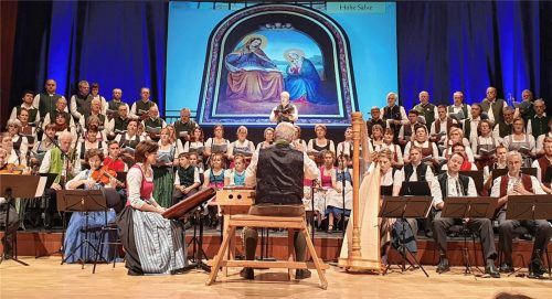 Stimmgewaltig und bewegend: Mit großem Orchester sowie dem Montini-Chor schuf Hans Berger wieder eine beeindruckende weihnachtliche Atmosphäre im Rosenheimer Kuko.