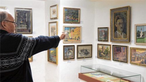 Stolz zeigt Mäzen Bernd Joa Bilder des Kunstmalers Fritz Köll.Fotos weithofer