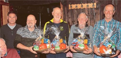Strahlende Gewinner: (von links) Wolfgang Schulz, Toni Größ, Josef Feuerer senior und Georg Grad. Foto Reischl-Zehentbauer