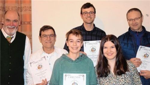 Strahlende Vereinsmeister (von links): Anton Drexler (Seniorenklasse und Sonderklasse aufliegend), Anton Schleibinger (Altersklasse), Manuel Wagner (Schülerklasse), Amadeus Rubner (Schützenklasse), Sarah Landenhammer (Jugendklasse) und Stephan Weber (Pistolenklasse). Foto Friedrich