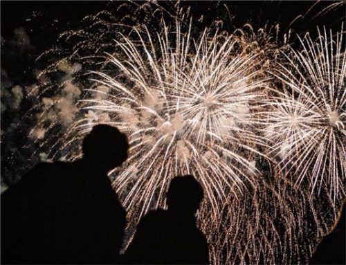 In Mühldorf darf heuer an Silvester auf jeden Fall noch geknallt werden. Foto  dpa