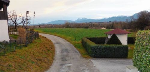 Streitfrage: Ein Grundstück im Außenbereich, im Anschluss an die rechte Bebauung an der Stichstraße, die von der Hochfellnstraße abzweigt, soll bebaut werden. Foto Thümmler
