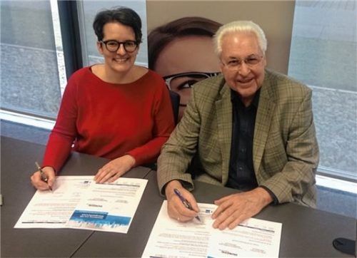 Susanne Jägerbauer, Konrektorin der Pauline-Thoma-Schule, und Gerhard Duschl von „Duschl Ingenieure“ unterschrieben jetzt die Vereinbarung der Bildungspartnerschaft. Foto weinzierl