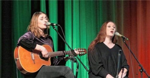 Susi und Tanja Raith (von links) beherrschen auch die leisen Töne.Foto Baumann