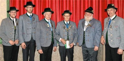 Sylvest Gartmaier (Dritter von rechts) wurde für 70 Jahre Mitgliedschaft geehrt. Dabei waren (von links) Vize-Vorstand Leonhard Kogler, Korbinian Huber, Vize-Gauvorstand Sebastian Gasteiger, Gebietsvertreter Hans Schaberl und Vorstand Robert Stahuber. Foto re