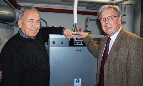 2019 drückte Markus Pöhmerer (links) gemeinsam mit Bürgermeister Michael Kölbl den Startknopf für das erste Wärmecontracting, ein „Leuchtturmprojekt“ einer Eigentümergesellschaft mit den Stadtwerken.Foto Klemm