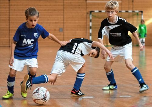 Szene aus dem E-Junioren-Zwischenrunden-Spiel zwischen dem SV Schloßberg (in blau) und dem TSV Bad Endorf.Foto Bittner