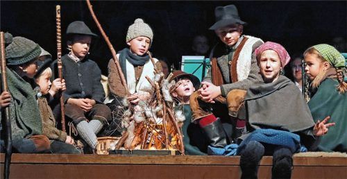 Szene aus dem Krippenspiel: Die Hirten am Lagerfeuer auf dem Feld. Fotos  Stache