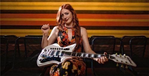 Teresa Bergman eröffnet die Neuöttinger Gitarrentage. Foto  JimKroft